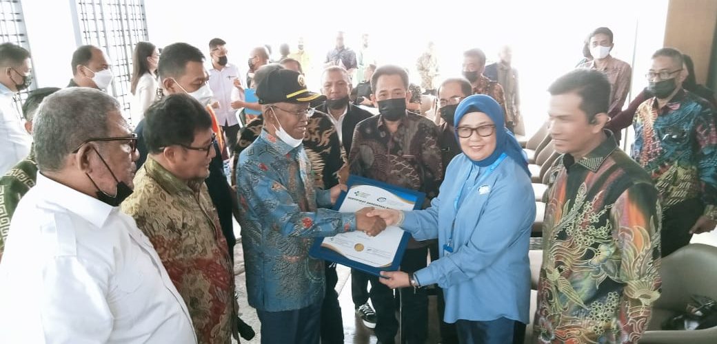 Penyerahan Sertifikat Akreditasi oleh Direktur Utama LAM-KPRS kepada UPT. RSUD Undata Provinsi Sulawesi Tengah